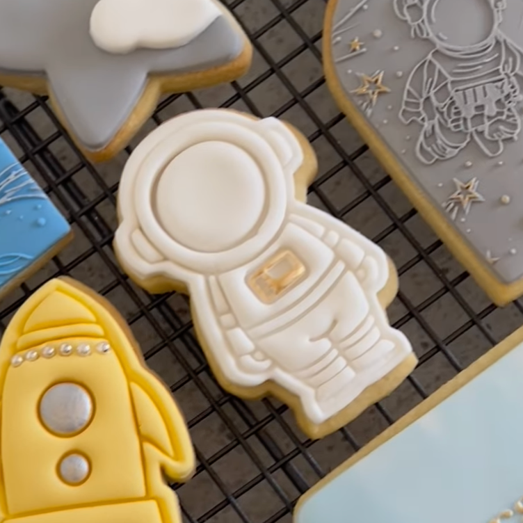 Plastic Cookie Cutter + Cookie Stamp – Astronaut